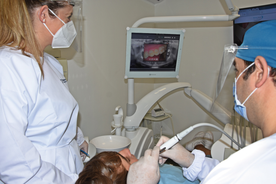tratamiento dental a paciente